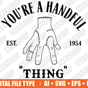 Puede incluir: Diseño gráfico en blanco y negro con una mano cosida con el texto "You're a Handful Thing" y el texto "Est. 1954".