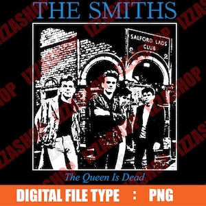 Puede incluir: Imagen en blanco y negro de una banda, The Smiths, con el título del álbum "The Queen Is Dead" impreso debajo. Los miembros de la banda están de pie frente a un edificio de ladrillo con un letrero que dice "Salford Lads Club".
