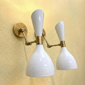 Mid Century Moderne Wandleuchte, weiße Messing Doppel Arm Diabolo Lampe, Stilnovo Stil