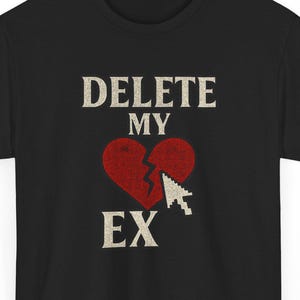 Könnte beinhalten: Schwarzes T-Shirt mit dem Text "DELETE MY EX" über einem roten, zerbrochenen Herz-Grafik und einem Computer-Cursor. Das Design hat einen Used-Look.