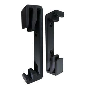Könnte beinhalten: Zwei schwarze Kunststoffhalterungen mit Haken-Design. Jede Halterung hat einen rechteckigen Körper mit einer Reihe von Haken oben und unten. Die Halterungen sind für die Montage auf einer Oberfläche konzipiert.