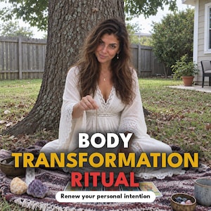 Könnte beinhalten: Ein weißes Spitzenkleid mit langen Ärmeln und V-Ausschnitt. Das Bild enthält den Text "BODY TRANSFORMATION RITUAL" in großen, fetten Buchstaben und "Renew your personal intention" in einer kleineren Schriftart, die über das Bild gelegt sind.