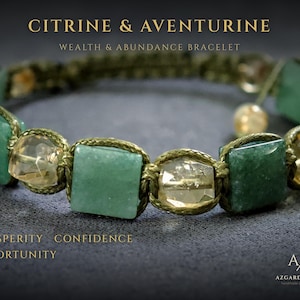 Op de afbeelding: Een armband met afwisselend vierkante groene aventurijn en gefacetteerde gele citrien kralen, gevlochten met olijfgroen koord. De tekst luidt: CITRINE & AVENTURINE, WEALTH & ABUNDANCE BRACELET, PROSPERITY CONFIDENCE OPPORTUNITY en het logo A/R AZGARD RICHES.