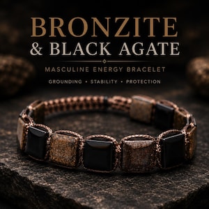 Könnte beinhalten: Ein Armband mit abwechselnd quadratisch geschliffenen Bronzit- und schwarzen Achatsteinen, die durch eine geflochtene kupferfarbene Kordel verbunden sind. Der Text BRONZITE & BLACK AGATE MASCULINE ENERGY BRACELET GROUNDING STABILITY PROTECTION steht darüber.