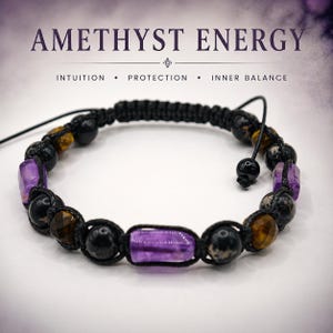Può includere: Braccialetto con cordino nero, ametista viola, perline nere e occhio di tigre. Il testo "AMETHYST ENERGY" è in alto, con "INTUITION • PROTECTION • INNER BALANCE" sotto.