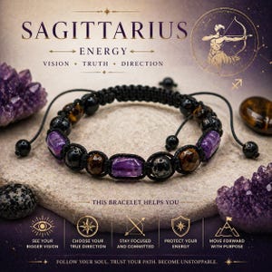 Op de afbeelding: Een Sagittarius energie armband met paarse, zwarte en bruine stenen. De armband ligt op een neutrale ondergrond met de tekst "SAGITTARIUS ENERGY" en "DEZE ARMBAND HELPT U". Extra tekst is "ZIE UW GROTERE VISIE".