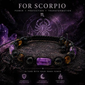 Peut inclure: Un bracelet macramé noir orné de pierres violettes, noires et ambrées. Le texte "FOR SCORPIO" et "IN TUNE WITH YOUR INNER POWER" sont affichés au-dessus et en dessous du bracelet. Le bracelet est conçu pour la protection énergétique, l'amélioration de l'intuition et l'équilibre émotionnel.