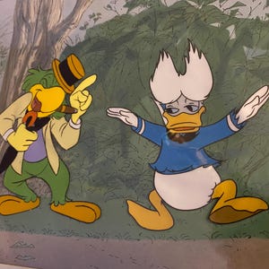 K&ouml;nnte beinhalten: Eine Cartoon-Illustration eines gr&uuml;nen und gelben Vogels mit Hut und einer blauen Ente mit blauem Hemd. Der Vogel h&auml;lt einen braunen Stock im Schnabel und die Ente h&auml;lt ihre Fl&uuml;gel ausgestreckt.
