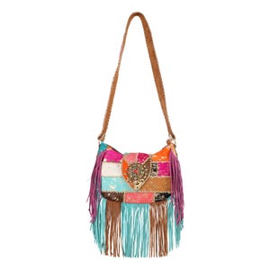 Op de afbeelding: Een kleurrijke patchwork schoudertas met een bruine leren riem. De tas heeft verschillende kleuren, waaronder roze, oranje, blauw en bruin, met decoratieve franjes en een versierde sluiting.