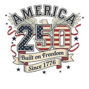 Pode incluir: Um design patriótico com a palavra "AMERICA" acima do número "250", incorporando um design de bandeira estrelada. O texto "Built on Freedom Since 1776" é exibido em uma faixa, com uma águia e asas. Acentos vermelhos e azuis.