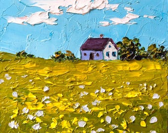 Könnte beinhalten: Impasto-Ölgemälde einer ländlichen Landschaft. Ein weißes Haus mit lila Dach steht auf einem grünen Hügel, mit einem Feld gelber Blumen im Vordergrund. Der Himmel ist blau mit strukturierten weißen Wolken.