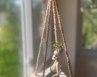 Estante colgante de macramé para plantas / Cuerda de yute, base de madera, decoración gótica bohemia / Estante para mini macetas