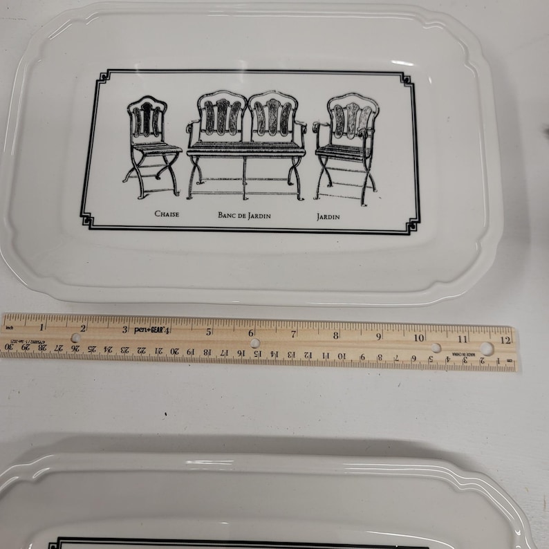 Vitt rektangulärt serveringsfat Dekorativt fat Franska bistrostolar Grafik bild 2