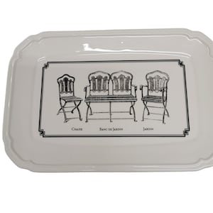 Può includere: Vassoio rettangolare bianco con un'illustrazione in bianco e nero di tre sedie da giardino. Le parole "CHAISE", "BANC DE JARDIN" e "JARDIN" sono stampate sotto.