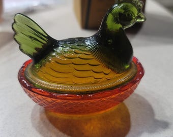 Vintage grön och bärnstensfärgad glashöna på boet 10 cm saltkarsmys i korgflätad form