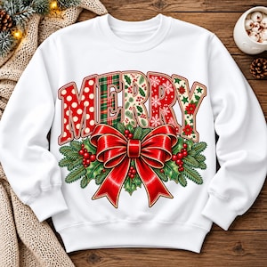 Può includere: Una felpa bianca a maniche lunghe con la scritta MERRY in grandi lettere stampate. Ogni lettera presenta un design unico che include pois rossi, tartan verde, agrifoglio, fiocchi di neve e stelle di Natale, con un grande fiocco rosso e agrifoglio.