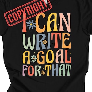Könnte beinhalten: Schwarzes T-Shirt mit dem Text "I CAN WRITE A GOAL FOR THAT" in farbenfrohen Buchstaben im Retro-Stil. Das Design enthält florale Akzente und einen Copyright-Stempel.