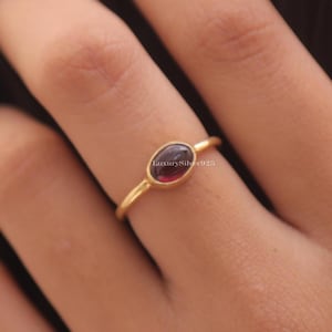 Natuurlijke granaatring, 18k vergulde zilveren ring, geboortesteen januari, natuurlijke edelsteenring, minimalistische ring, hippiesieraden