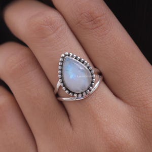 Ring med naturlig regnbågsmånsten, Ring i 925 sterlingsilver, Handgjord ring, Ring med naturlig ädelsten, Päronformad ring, Smycken med månsten
