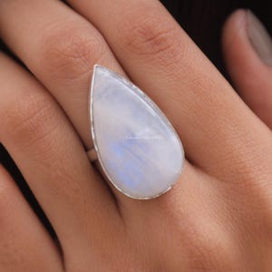 Ring med naturlig regnbågsmånsten, ring i 925 sterlingsilver, ring med födelsesten i juni, ring med päronsten, smycken för vardagsbruk, present till henne