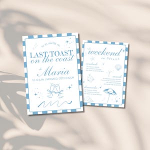 Peut inclure: Deux cartons d'invitation à bordures rayées bleu clair et blanc. Le carton de gauche indique "LAST TOAST on the coast de Maria" avec les détails de l'événement. Le carton de droite liste les détails du week-end avec des illustrations.