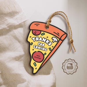 以下が含まれることがあります： 「THANKS FOR COMING」の文字が入った、ピザのスライス型のギフトタグ。黄色いベースにオレンジ色のクラスト、赤と緑のトッピングが施されています。茶色の紐が付いており、吊り下げることができます。
