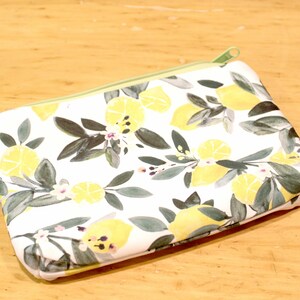 Cartera tipo cartera con cremallera y estampado botánico de limón y hojas