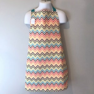 Child&#39;s Reversible Apron in Multi Color Chevron Print