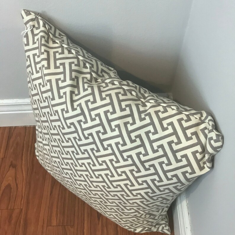 Gray and White Geometric Print Pillow Cover image 4