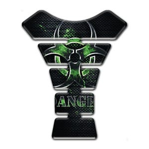 Può includere: Protezione per serbatoio moto nera e verde con un simbolo di pericolo biologico e la scritta "DANGER". Il design presenta un motivo in fibra di carbonio strutturato ed effetti di spruzzi verdi, per un look audace.