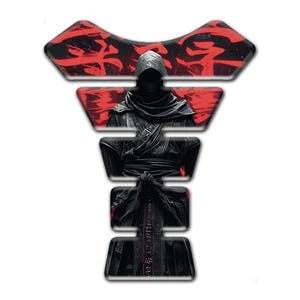 Könnte beinhalten: Motorrad-Tank-Schutz mit einer Grafik einer vermummten Figur in Schwarz und Rot. Das Design zeigt eine Kapuzenperson mit gefalteten Händen, vor einem roten Hintergrund mit japanischen Schriftzeichen.