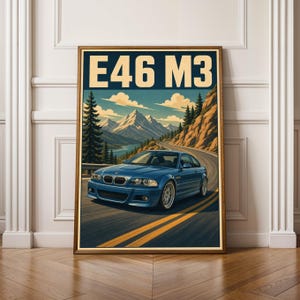 Pode incluir: Impressão artística emoldurada com um carro azul E46 M3 numa estrada de montanha. A impressão inclui o texto "E46 M3". A obra de arte tem um estilo vintage, com um cenário de montanhas, árvores e um lago.