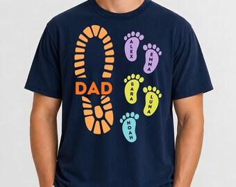 Maglietta personalizzata con impronte di piedi e nomi di papà e bambini, regalo per la paternità, colori comodi.