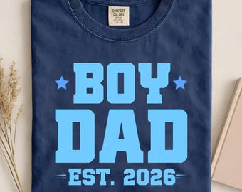 Maglietta "Boy Dad Est 2026" - Regalo per neo papà, abbigliamento per marito in attesa, colori comodi.