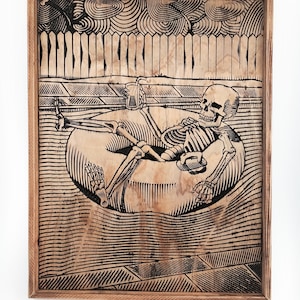 Op de afbeelding: Een zwart-witte houtgebrandte illustratie van een skelet dat ontspant in een zwembadvlot met een drankje. De achtergrond toont een houten hek en een zwembad.