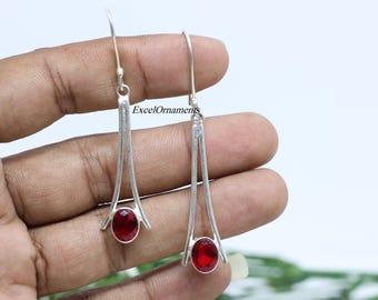 Pendientes colgantes de plata de ley con granate / Piedra natal de enero