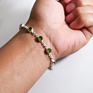 Pulsera de peridoto en plata de ley: joyería con la piedra natal de agosto