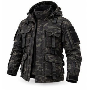 Puede incluir: Una chaqueta táctica de camuflaje oscuro con capucha, múltiples bolsillos utilitarios con botones a presión, cremalleras verticales, correas con hebilla ajustables y parches rectangulares de velcro en las mangas para un diseño funcional.