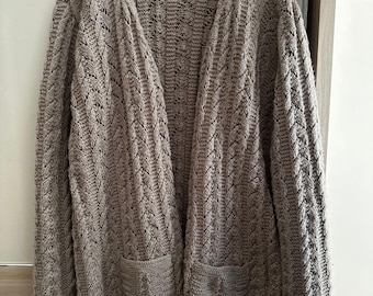 Cárdigan de punto trenzado beige hecho a mano: suéter grueso extragrande con bolsillos