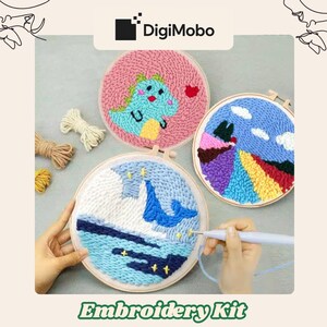 Puede incluir: Un kit de bordado con tres proyectos circulares terminados. Uno muestra un dinosaurio azul, otro un paisaje con un arcoíris y el tercero un paisaje marino. El kit incluye aros de bordado, hilo y una aguja de perforación. El texto de la imagen dice "Embroidery Kit".