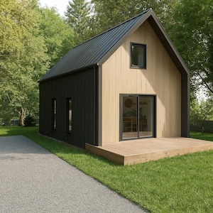 Peut inclure: Une petite maison moderne avec un toit en métal noir et un bardage noir d'un côté, et un bardage en bois clair de l'autre. Elle dispose d'une terrasse en bois et de portes coulissantes en verre. Un chemin de gravier mène à la maison, entouré d'herbe verte et d'arbres.