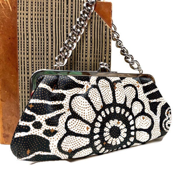 Dames clutch portemonnee met intrekbare metalen ketting om te dragen, designer zwart-witte print