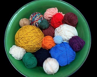 Venta de ovillos de lana vintage: lote de ovillos multicolores para tejer y manualidades.