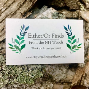 Puede incluir: Una tarjeta de visita blanca con hojas de acuarela verde y azul a cada lado. El texto dice "Either/Or Finds From the NH Woods Thank you for your purchase! www.etsy.com/shop/eitherorfinds"
