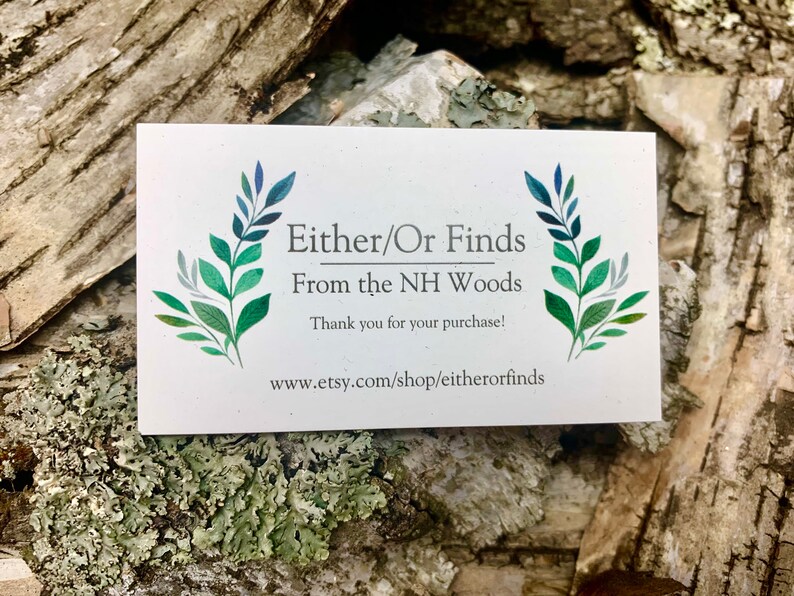 Puede incluir: Una tarjeta de visita blanca con hojas de acuarela verde y azul a cada lado. El texto dice "Either/Or Finds From the NH Woods Thank you for your purchase! www.etsy.com/shop/eitherorfinds"