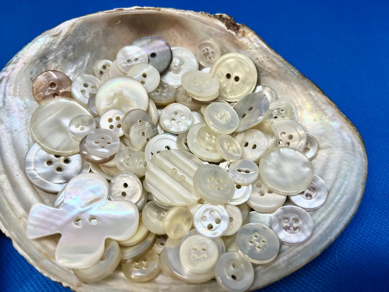 150 Mermaid Scale Buttons in an Oyster Shell, Iridescent Mother of Pearl Button Lot, Vintage Supplies, Instant White Button Collection image 3