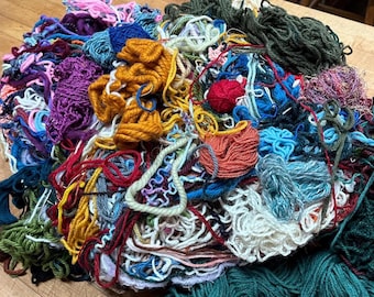 Pezzi e frammenti di filati vintage per artisti e artigiani della fibra: un sacco di filati multicolori