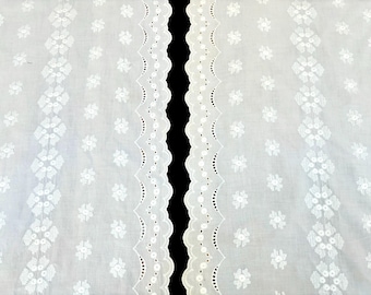Par de caminos de mesa vintage de algodón blanco con bordado floral.