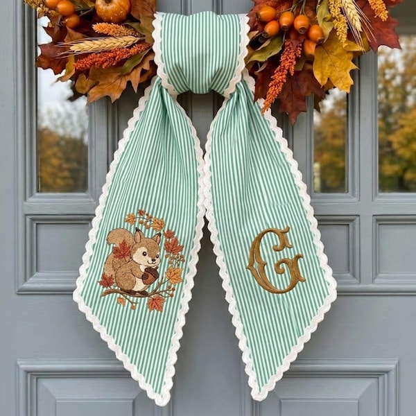 Banda de corona de ardilla personalizada, lazo de corona otoñal bordado con motivos del bosque, colgador de puerta con monograma personalizado, regalo de decoración otoñal para el porche