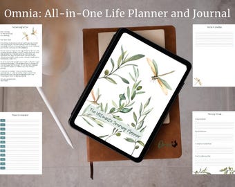 Op de afbeelding: Een bruin leren gebonden journal en tablet met de tekst "Omnia: All-in-One Life Planner and Journal". De tablet toont een aquarelontwerp met olijftakken en een libelle. Extra pagina's bevatten een zelfbrief, notities en planningssecties.